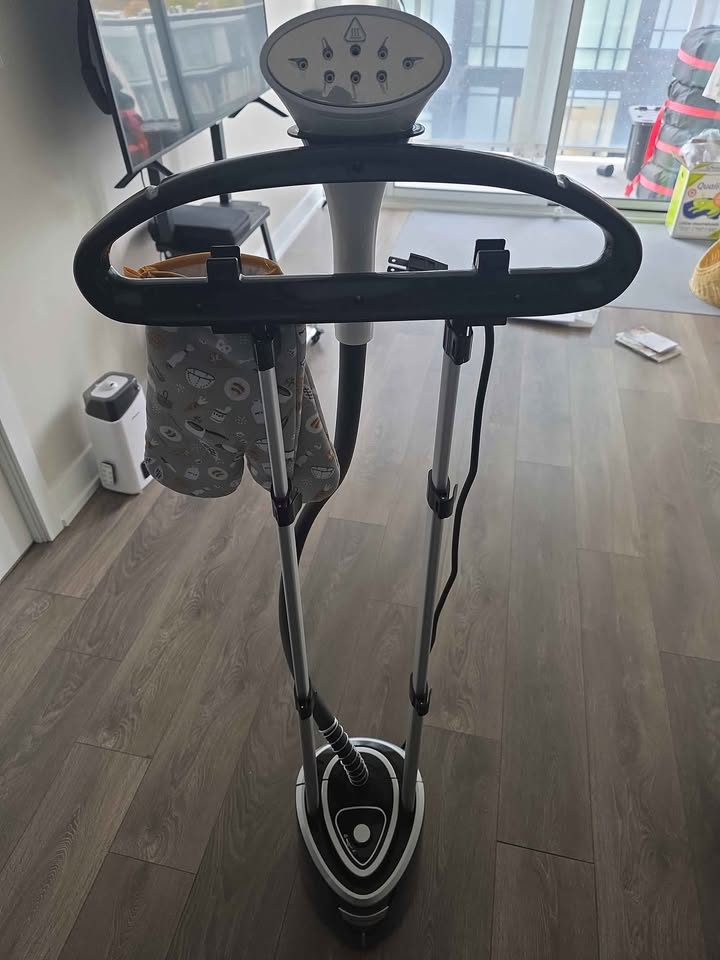 Standing Garment Steamer – Fast Heat-Up, Great Condition - photo 3