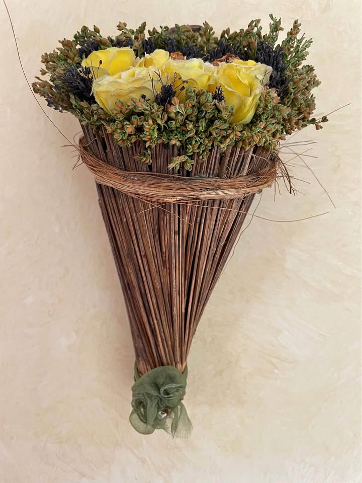 Decorative french floral accent