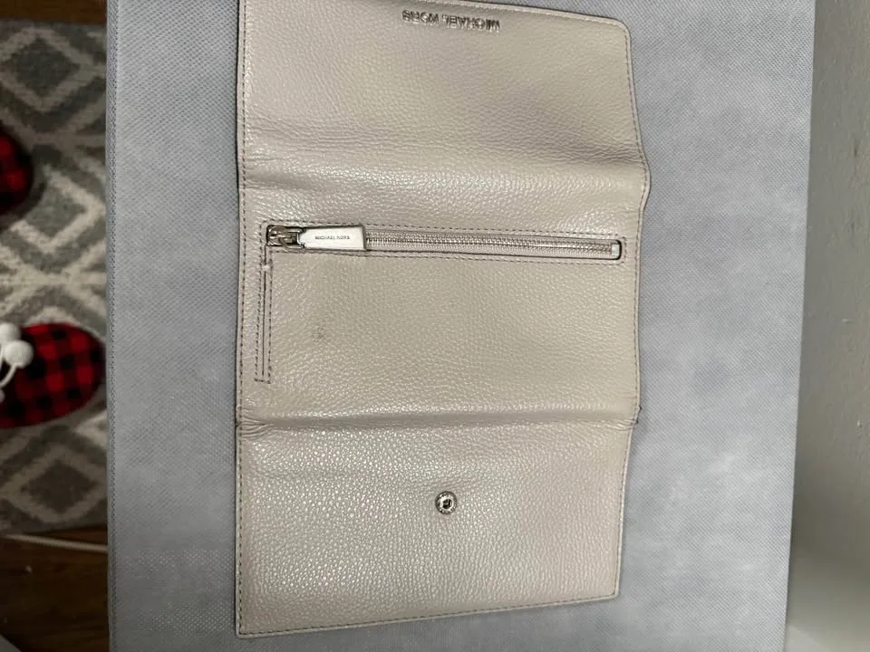 Authentic Michael Kors wallet image indicator(3)