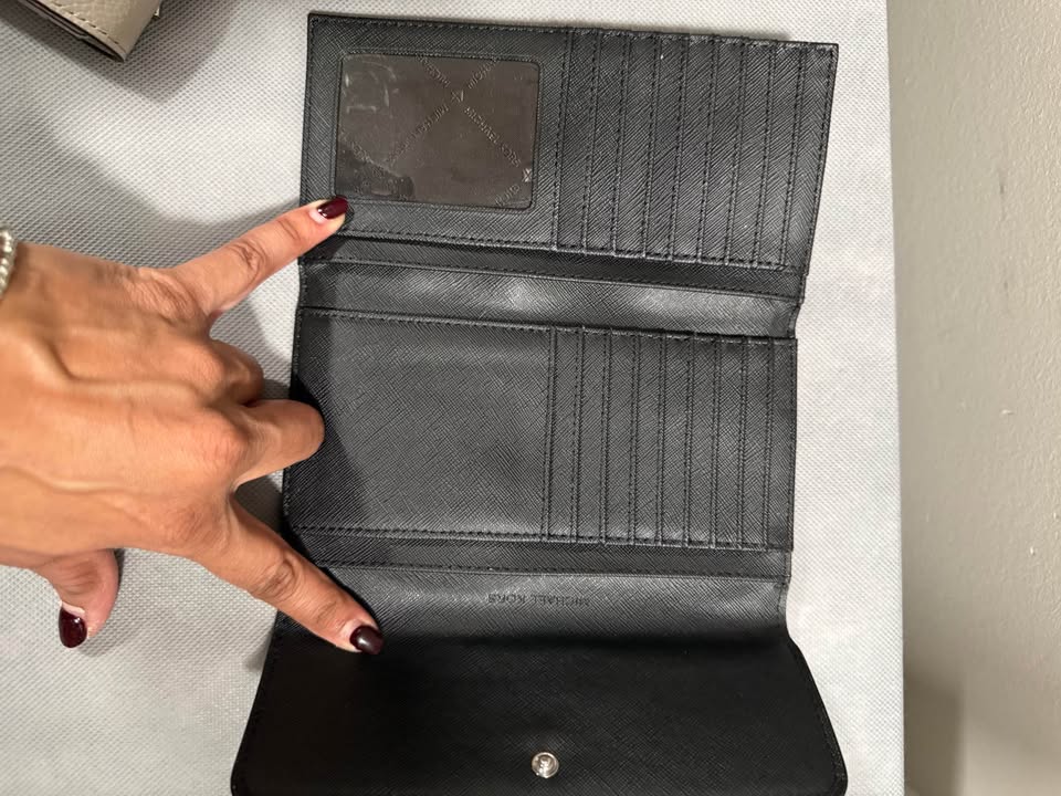 Authentic Michael Kors wallet - photo 2