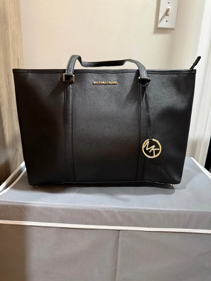 Purse sale!!! image indicator(2)