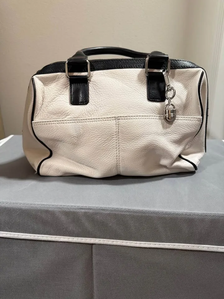 Purse sale!!! image indicator(7)