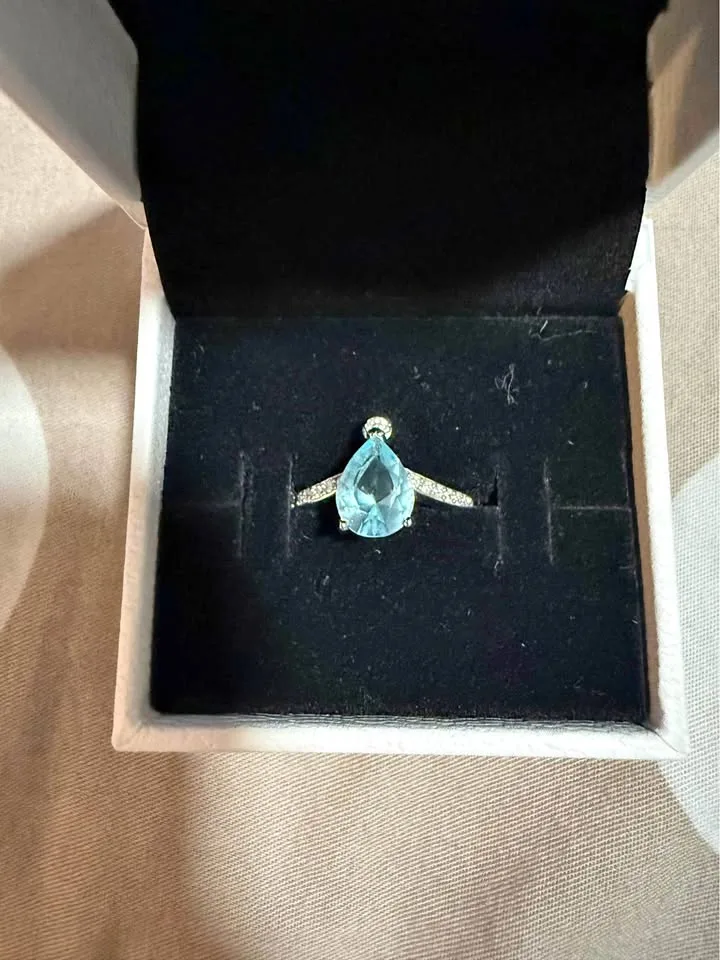 Tear drop gemstone with accent crystals