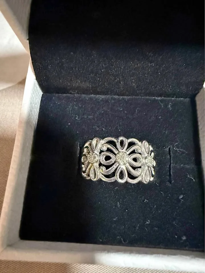 Sterling silver floral pattern ring with diamonds