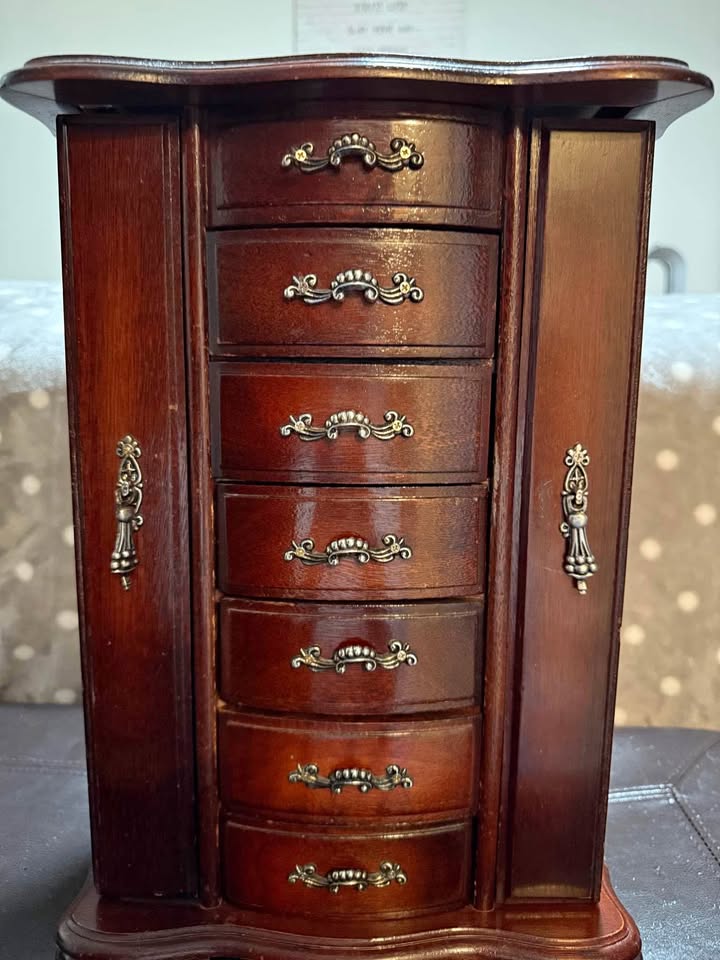 Wooden jewelry case
