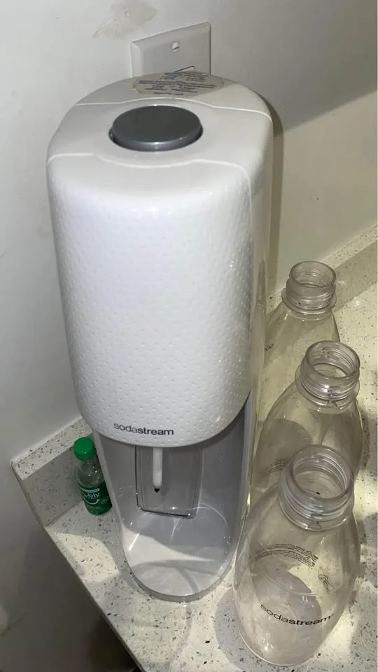 White Sodastream with Bottles, Gas Canister and Lime Bubly syrup image indicator(2)