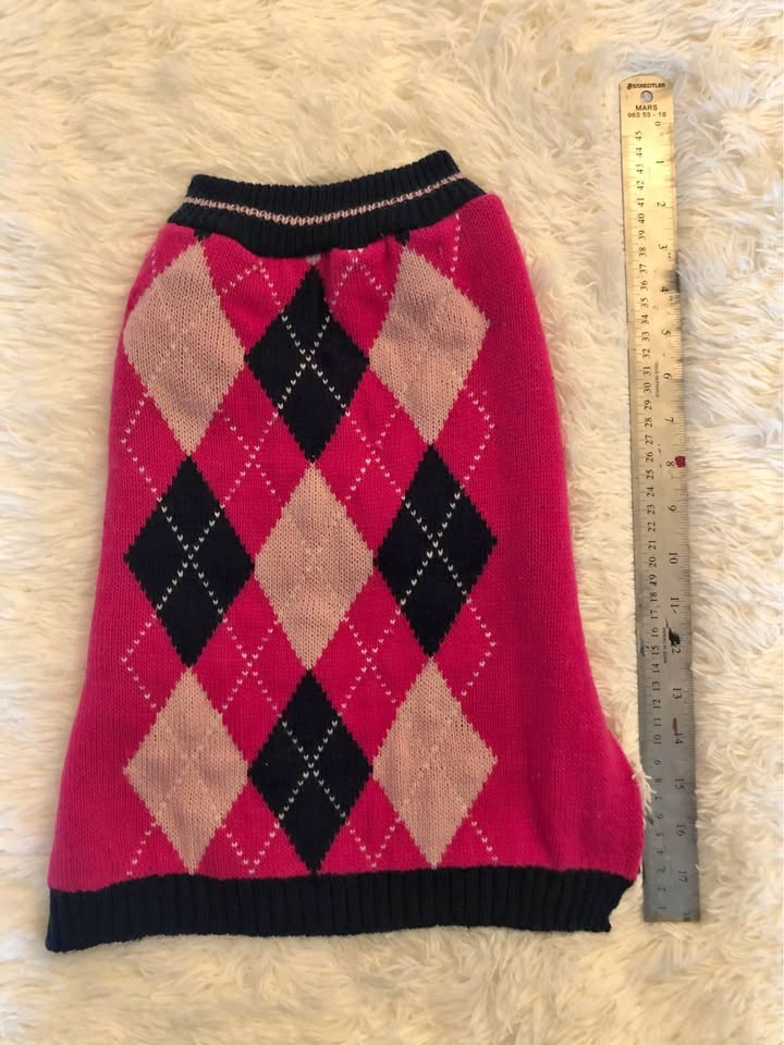 Medium dog argyle sweater