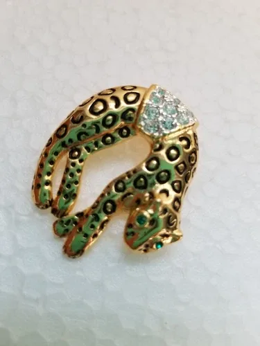Vintage Leopard Rhinestone brooch with green eyes. Overall good image indicator(3)