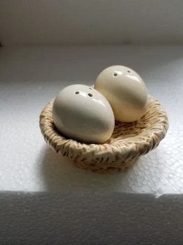 Cute Sakura (China) 2 Eggs in Nest Basket Salt & Pepper