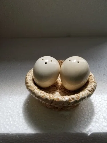 Cute Sakura (China) 2 Eggs in Nest Basket Salt & Pepper image indicator(3)