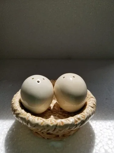 Cute Sakura (China) 2 Eggs in Nest Basket Salt & Pepper image indicator(6)