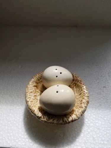 Cute Sakura (China) 2 Eggs in Nest Basket Salt & Pepper image indicator(8)