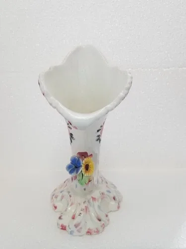 Vintage Beautiful Italian Cornucopia Vase. image indicator(4)