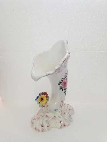 Vintage Beautiful Italian Cornucopia Vase. image indicator(5)