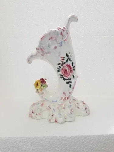 Vintage Beautiful Italian Cornucopia Vase. image indicator(6)