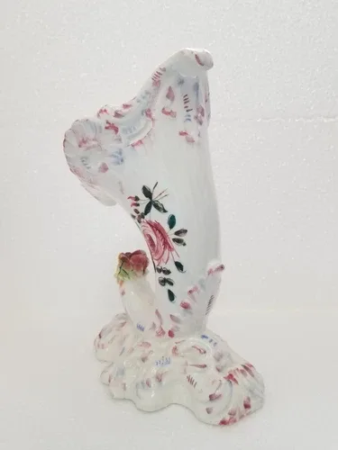 Vintage Beautiful Italian Cornucopia Vase. image indicator(7)