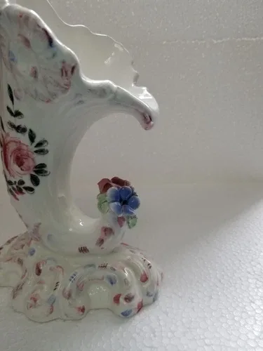Vintage Beautiful Italian Cornucopia Vase. image indicator(10)
