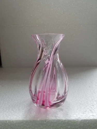 Lovely cranberry/rasp<wbr/>berry clear swirl single bud vase.  C image indicator(3)