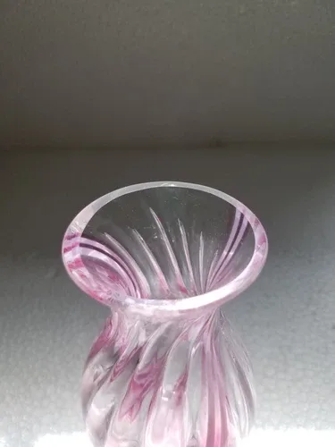 Lovely cranberry/rasp<wbr/>berry clear swirl single bud vase.  C image indicator(7)