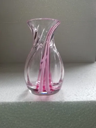 Lovely cranberry/rasp<wbr/>berry clear swirl single bud vase.  C image indicator(10)