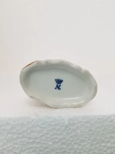 Unique Capodimonte porcelain Cigarette and Ashtray Set image indicator(9)