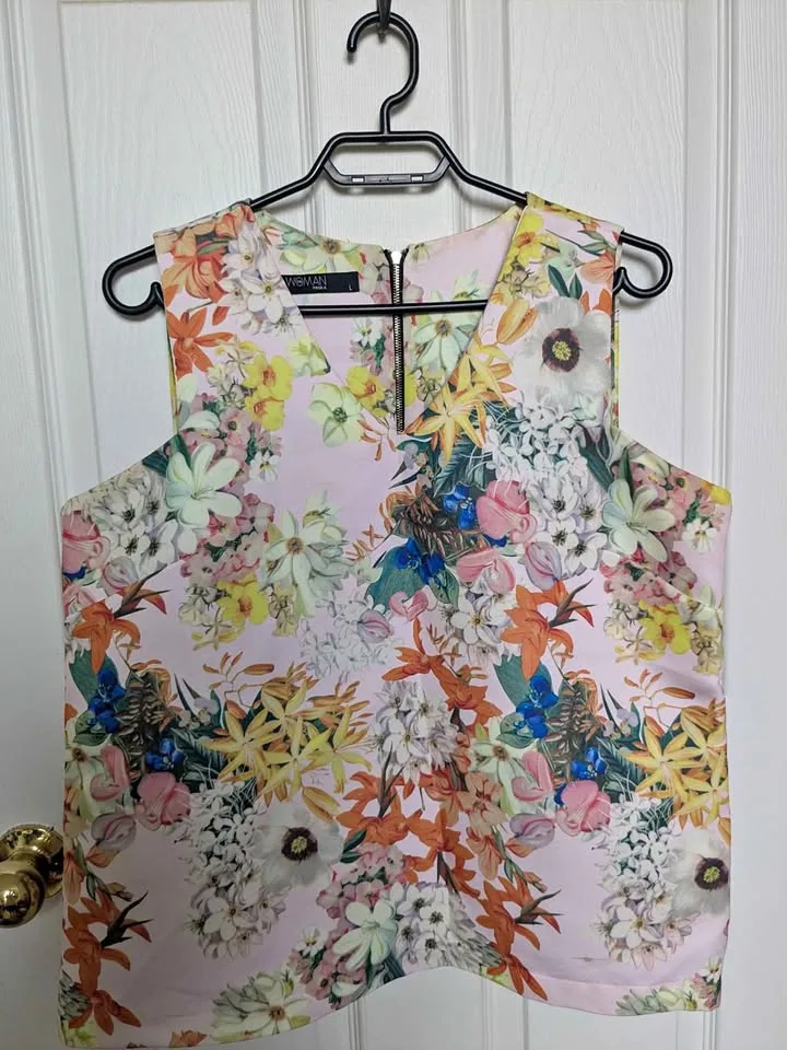 Sleeveless top thumbnail