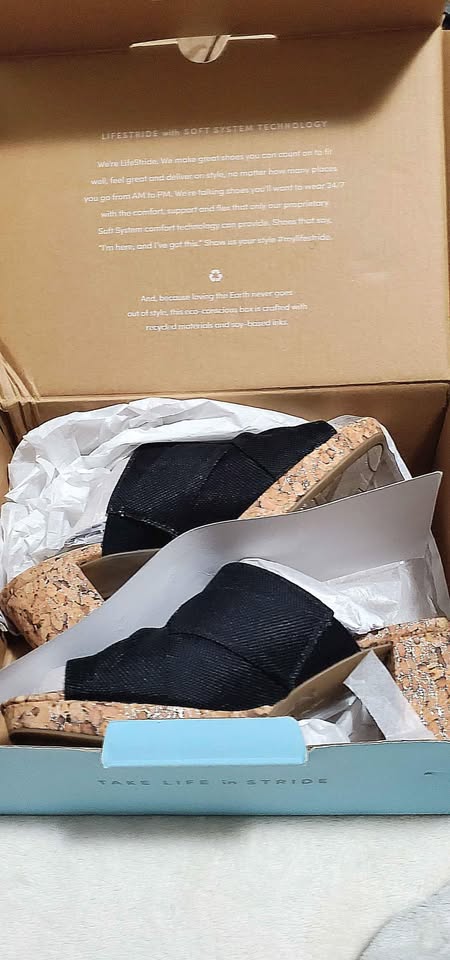Brand New Platform Sandals from LIFE STRIDE! Size: 9.5 - photo 3
