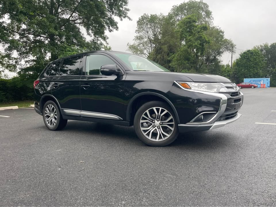 2017 Mitsubishi Outlander SE Sport Utility 4D - photo 2