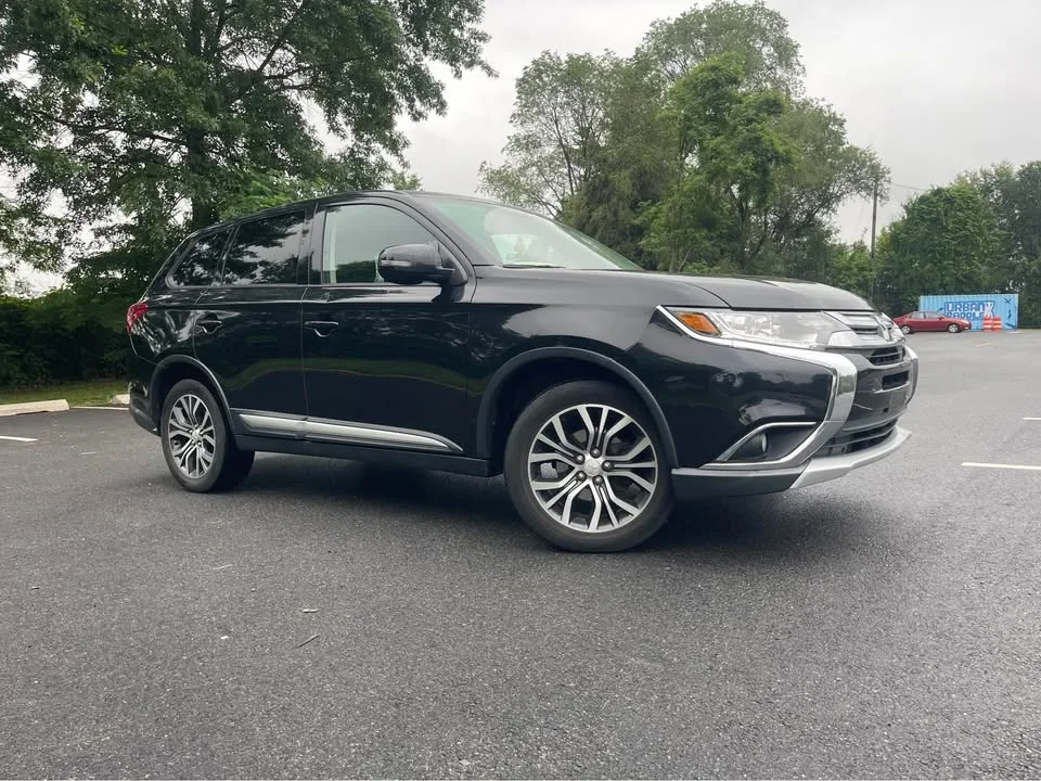 2017 Mitsubishi Outlander SE Sport Utility 4D image indicator(2)