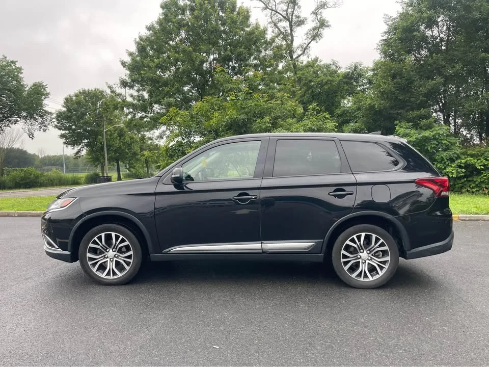 2017 Mitsubishi Outlander SE Sport Utility 4D image indicator(4)