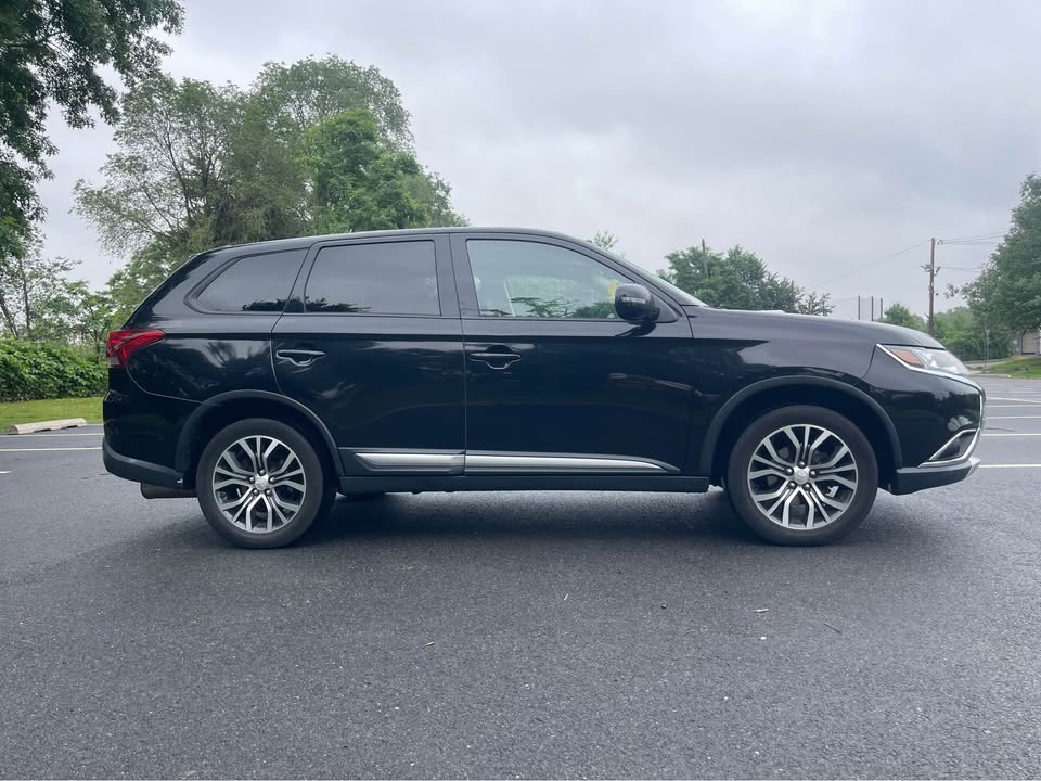 2017 Mitsubishi Outlander SE Sport Utility 4D - photo 5