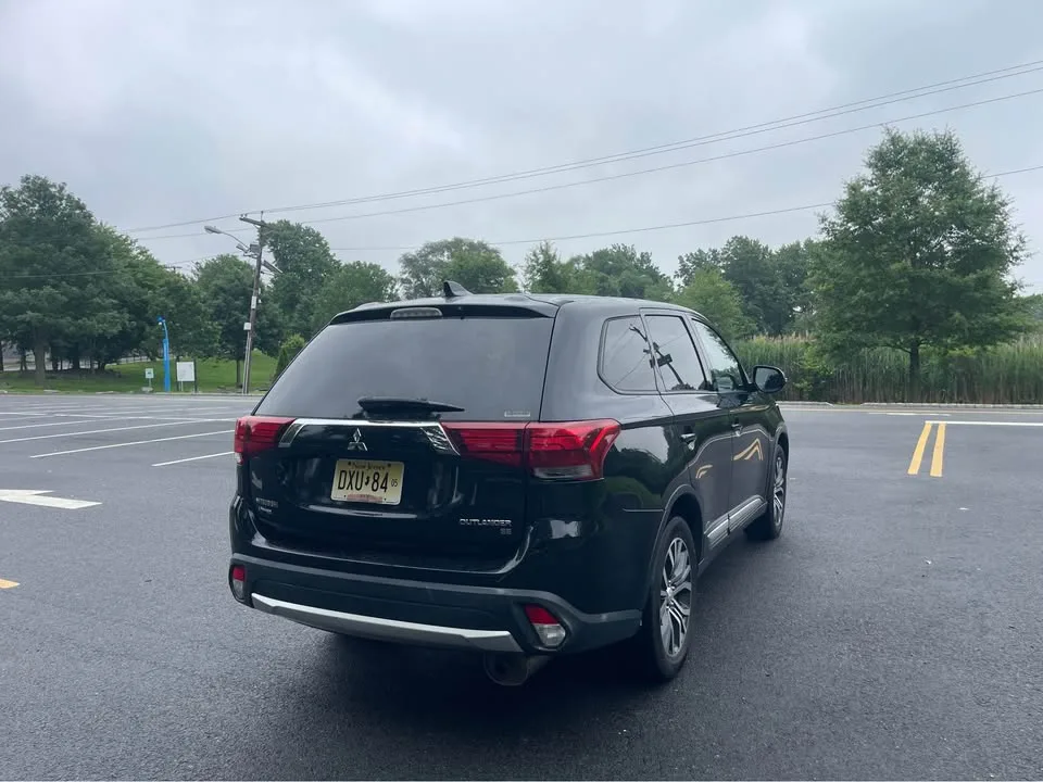 2017 Mitsubishi Outlander SE Sport Utility 4D image indicator(9)