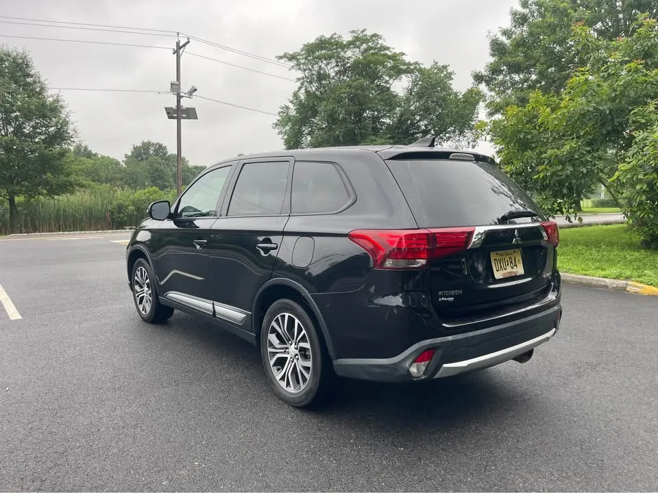 2017 Mitsubishi Outlander SE Sport Utility 4D image indicator(10)