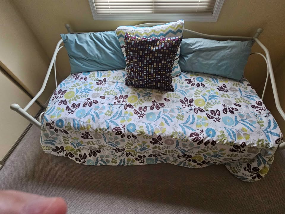 Daybed with Floral Cover and Pillows - photo 2