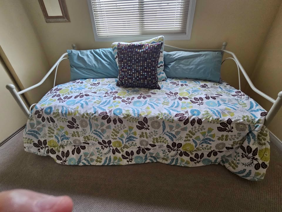 Daybed with Floral Cover and Pillows - photo 3