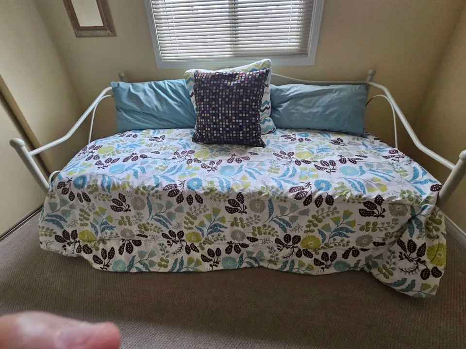 Daybed with Floral Cover and Pillows image indicator(3)