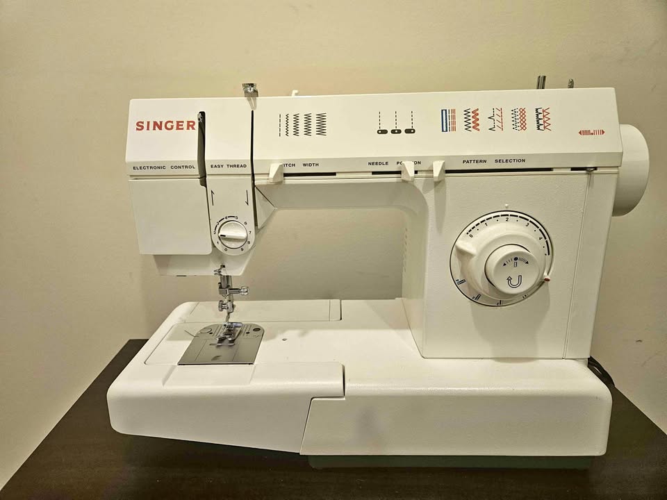 Singer 5830C Sewing Machine and table