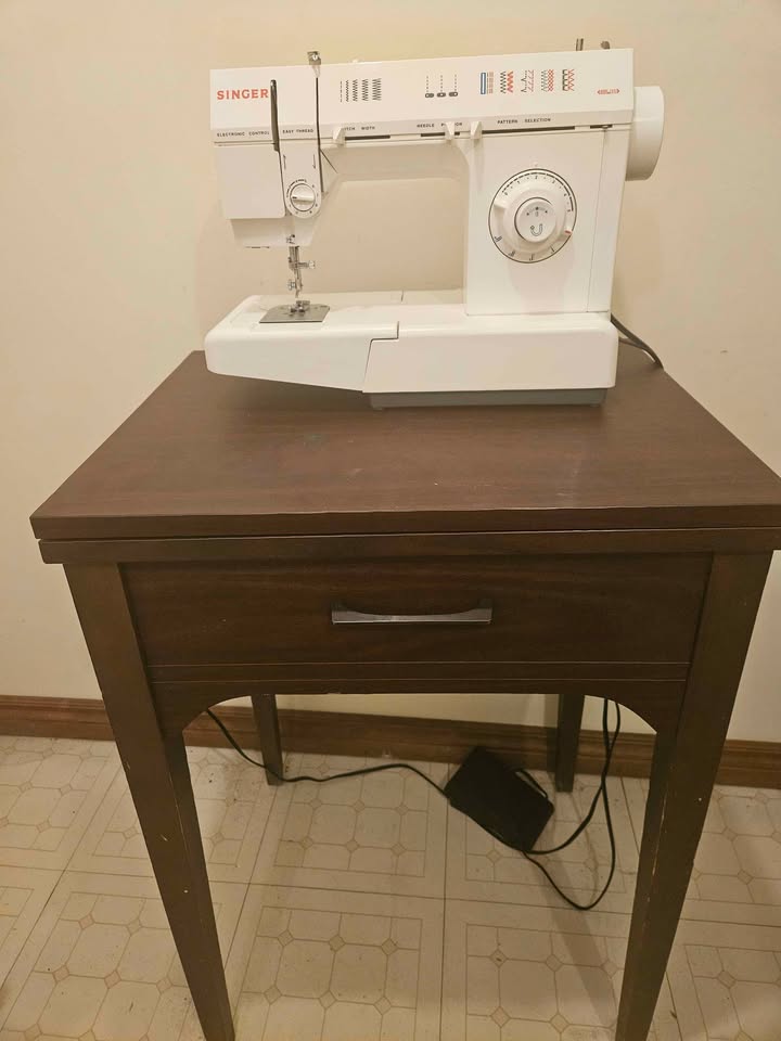 Singer 5830C Sewing Machine and table - photo 2