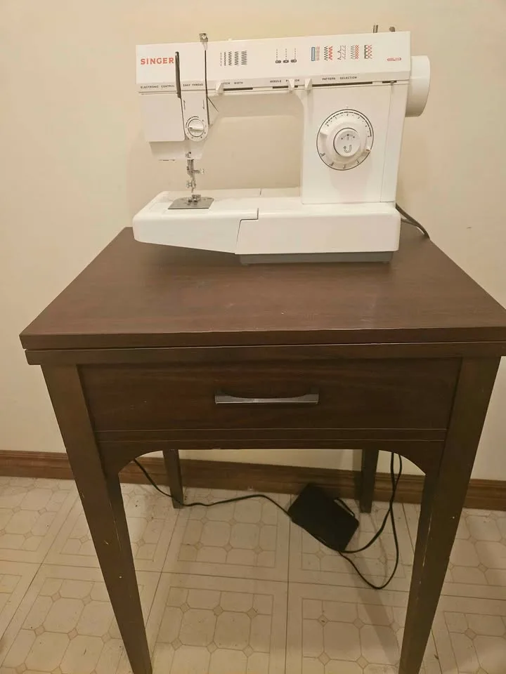 Singer 5830C Sewing Machine and table image indicator(2)