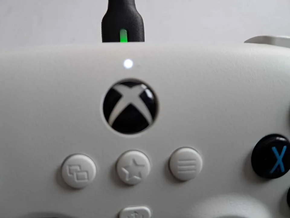 8bitdo ultimate wired controller for Xbox image indicator(3)