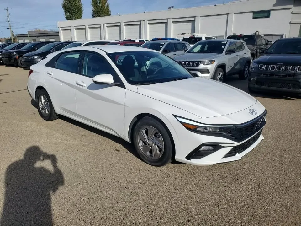 2025 Hyundai Elantra image indicator(2)