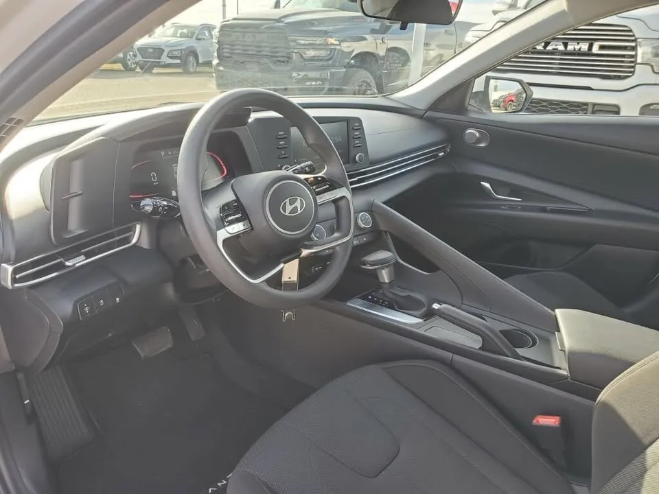 2025 Hyundai Elantra image indicator(5)