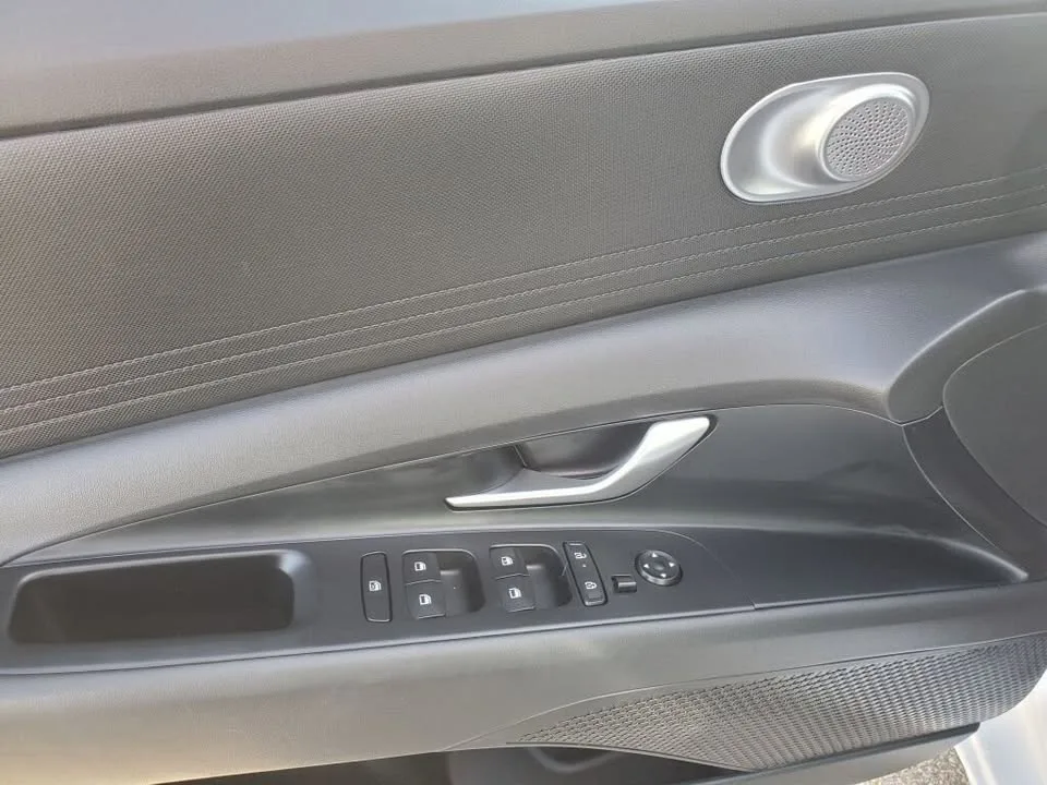 2025 Hyundai Elantra image indicator(7)