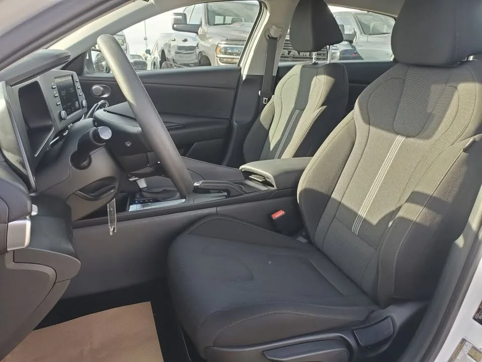 2025 Hyundai Elantra image indicator(8)