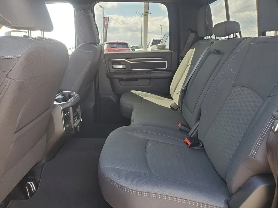 2025 Ram 3500 image indicator(7)