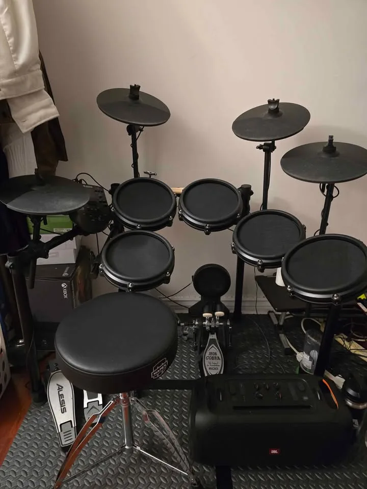 Alesis Nitro Mesh Kit w/ Expansion, TAMA Iron Cobra 600 image indicator(2)