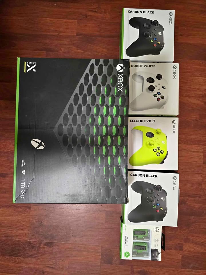 Xbox Series X -Gaming Console- 1TB SSD - Includes 5 Xbox Wireles