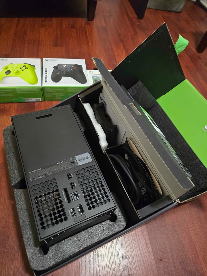 Xbox Series X -Gaming Console- 1TB SSD - Includes 5 Xbox Wireles - photo 3