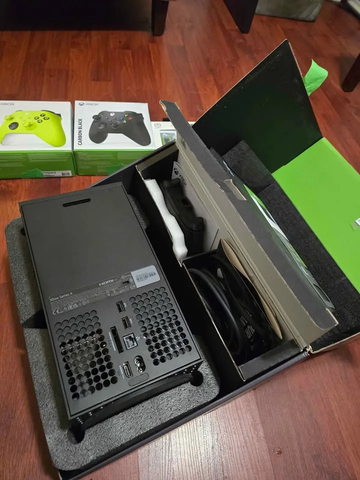 Xbox Series X -Gaming Console- 1TB SSD - Includes 5 Xbox Wireles image indicator(3)