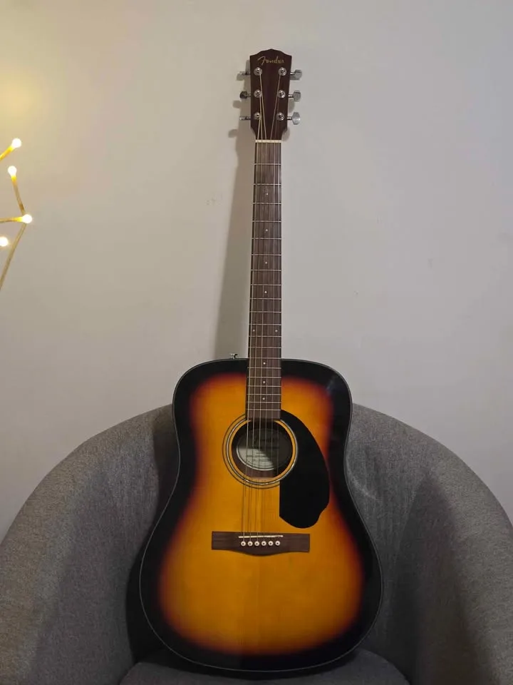 Fender Acoustic guitar with Fender Hard case image indicator(2)